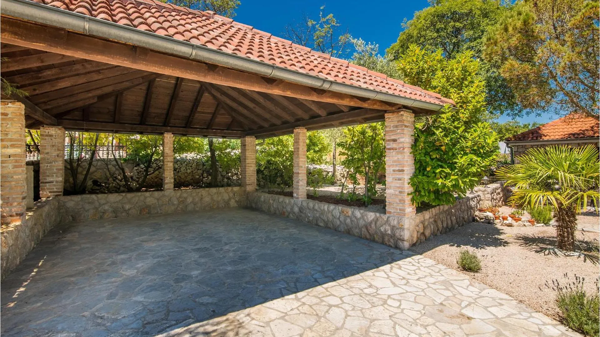 2 Bedroom Pet Friendly Home In Gostinjac Сasa de vacaciones