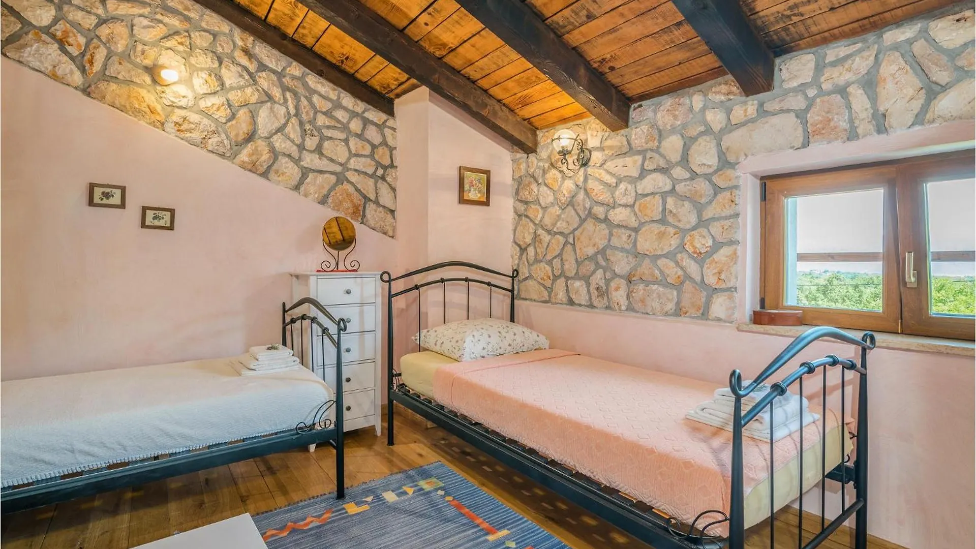 Сasa de vacaciones 2 Bedroom Pet Friendly Home In Gostinjac